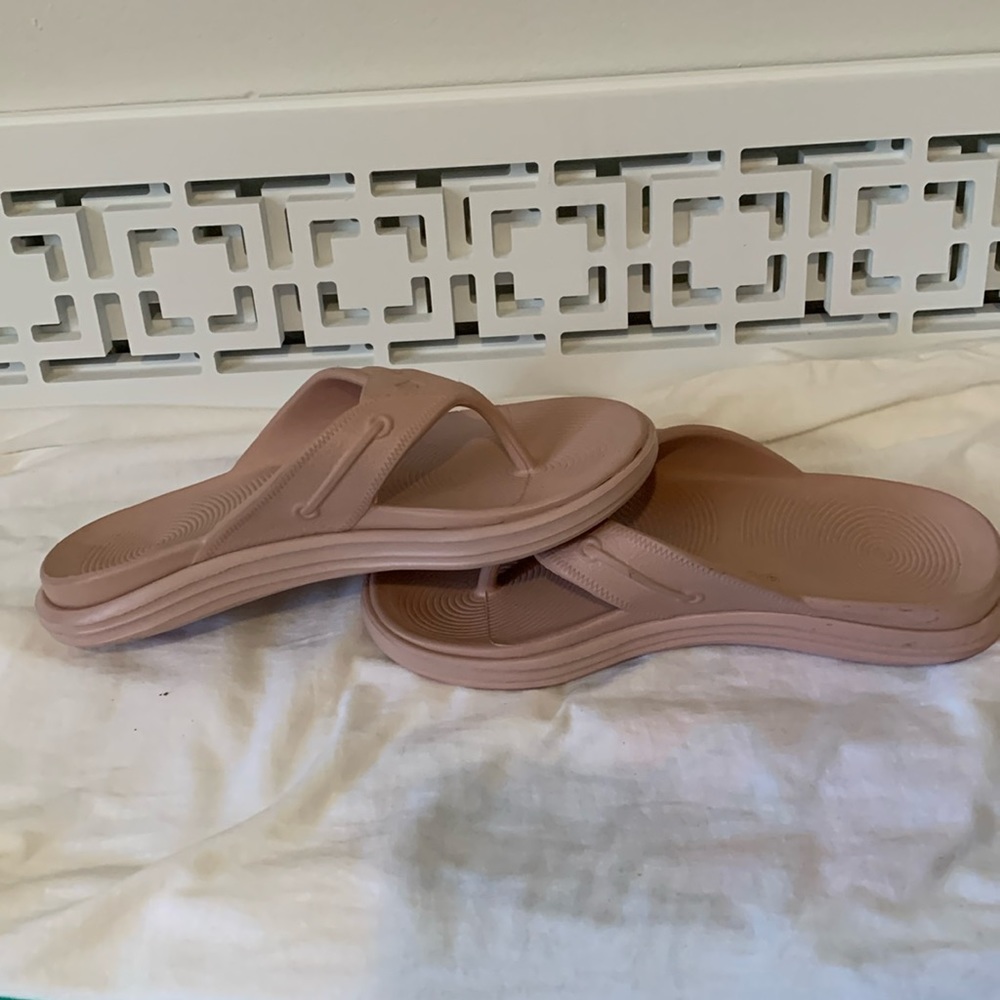SPERRY Dusky Pink Flip Flop, NWOT Size 6, just in time for Summer!